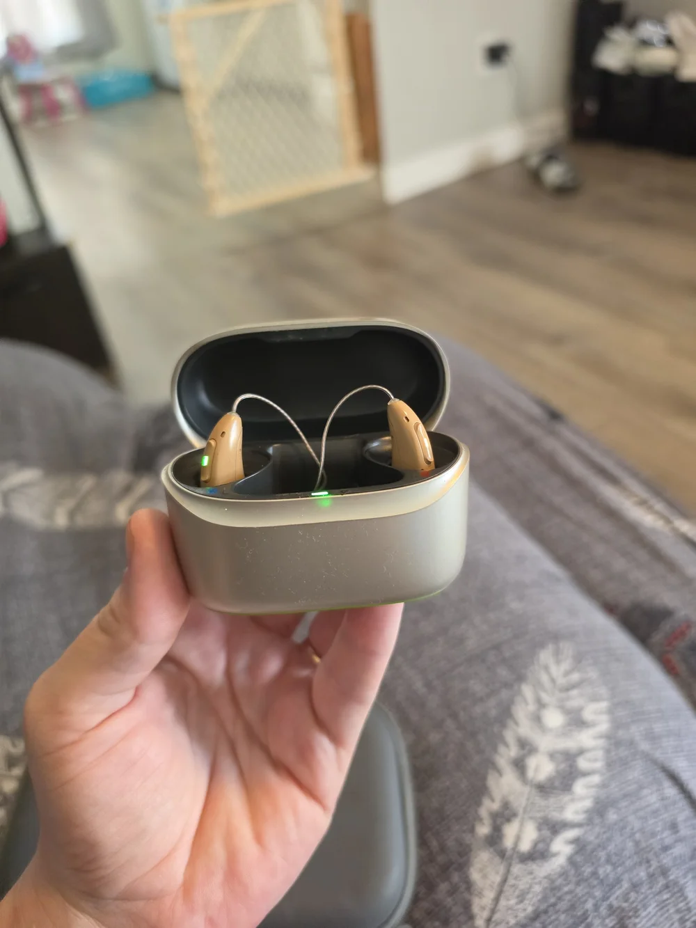 Phonak I90-r Hearing Aids With Charger(both Left And Right)